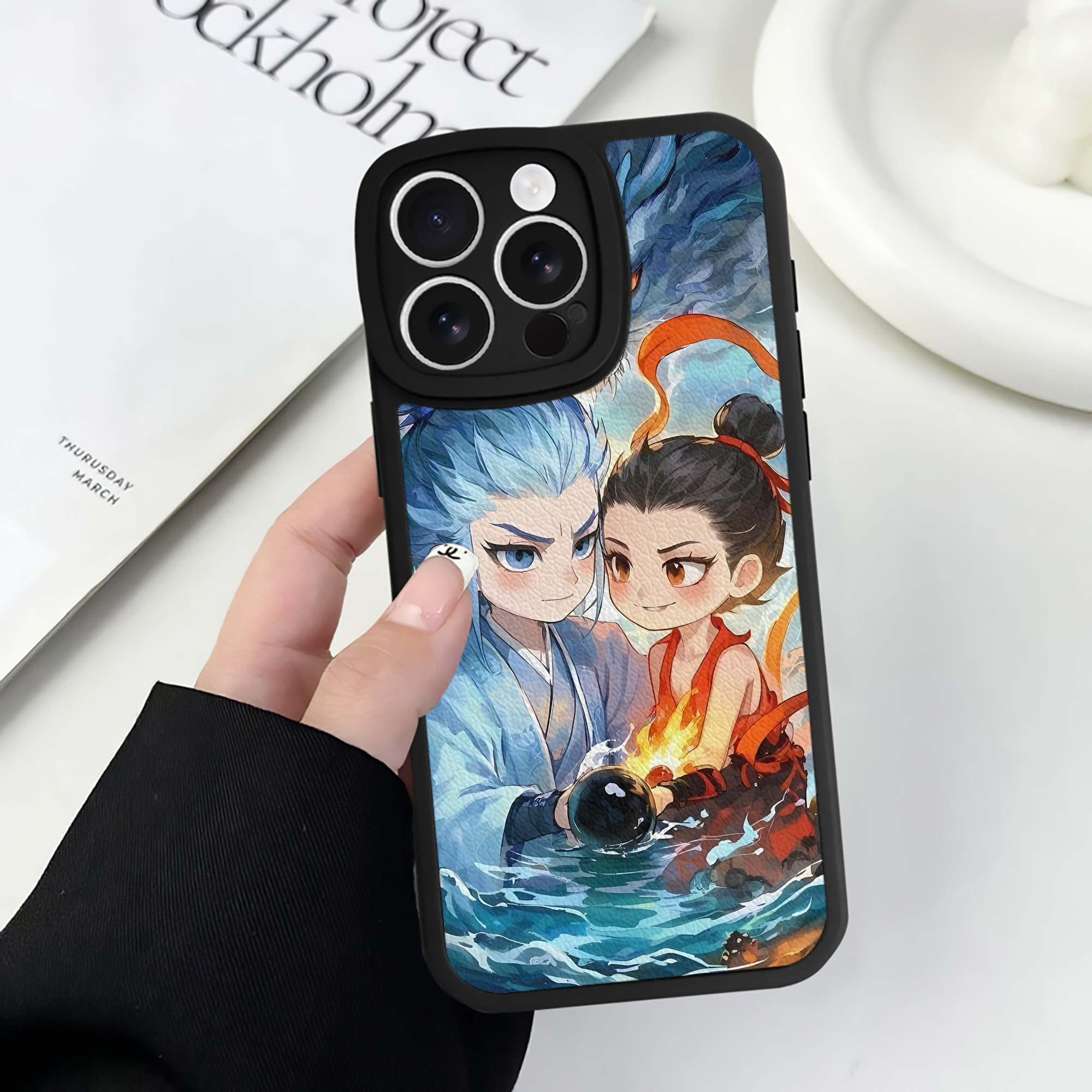 （画像用） Ne Zha 2 ナタ 魔童の大暴れ 【iPhone 16シリーズ対応】シリコンスマホケース（レザー調） 材質：シリコン